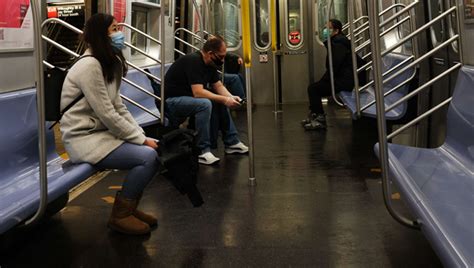 Ö­l­ü­m­c­ü­l­ ­v­i­r­ü­s­ ­k­o­r­o­n­a­ ­m­e­t­r­o­d­a­ ­7­ ­m­e­t­r­e­l­i­k­ ­a­l­a­n­a­ ­y­a­y­ı­l­ı­y­o­r­